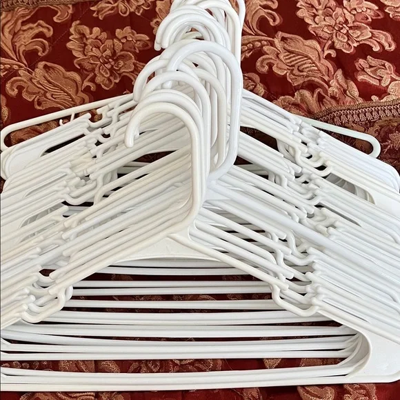33 White Adult Plastic Clothes Hangers - Picture 1 of 1